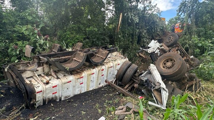 Caminhão capota em ribanceira e motorista fica preso às ferragens na BR-158