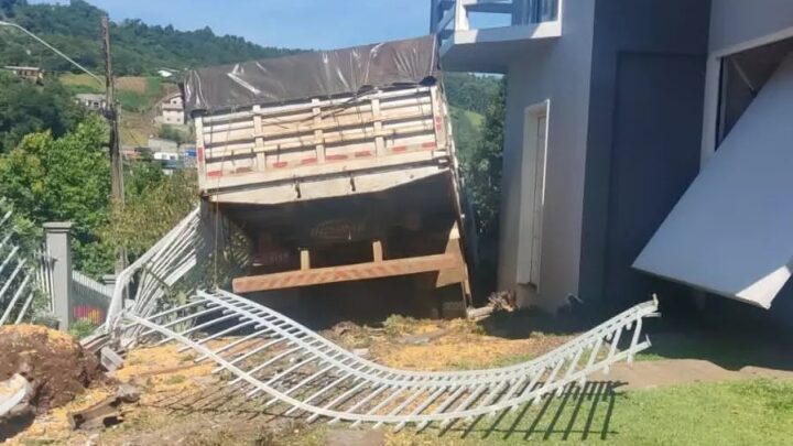 Caminhão desgovernado invade quintal e detona muro em SC