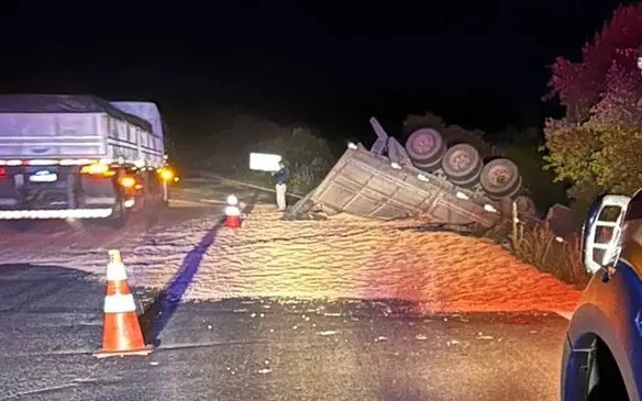 Caminhão tomba, cai em ribanceira e idoso fica ferido na BR-470 Caminhão tomba, cai em ribanceira e idoso fica ferido na BR-470