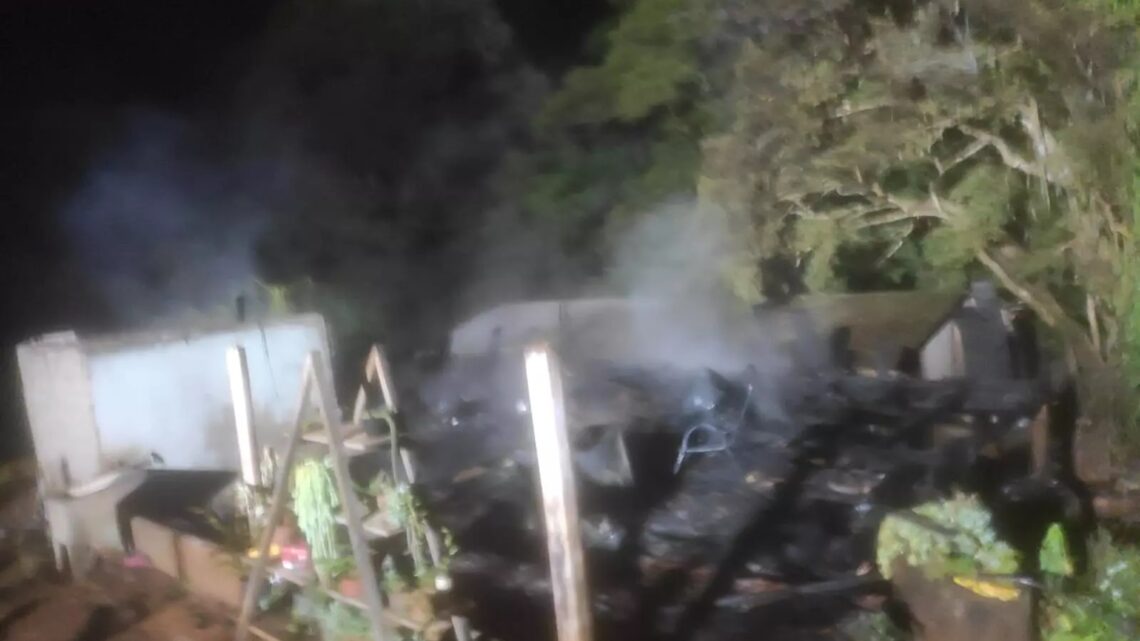 Casa de madeira é destruída por incêndio no Oeste de SC Casa de madeira é destruída por incêndio no Oeste de SC