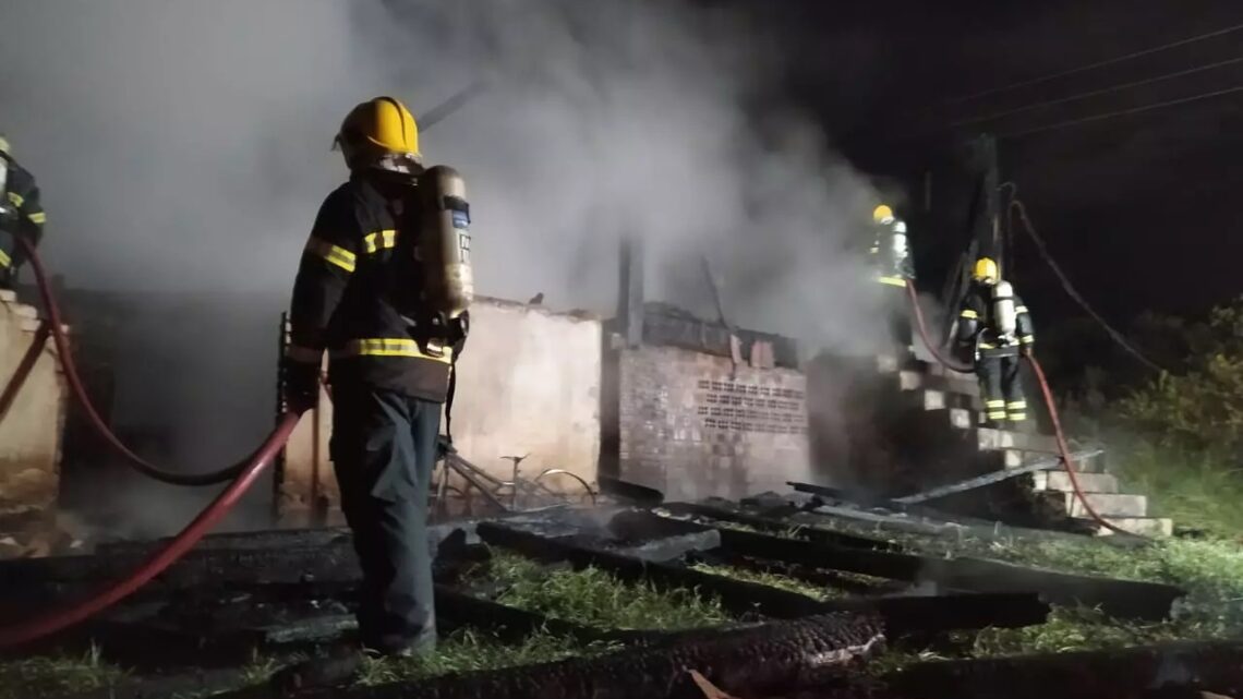 Casa de madeira fica destruída em grande incêndio no Oeste de SC Casa de madeira fica destruída em grande incêndio no Oeste de SC