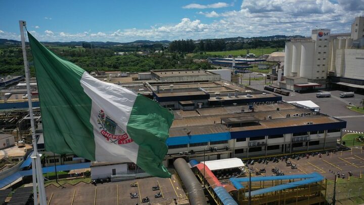 Chapecó cresceu 60% nos empregos em relação a 2023 e ficou em 32° do Brasil na indústria