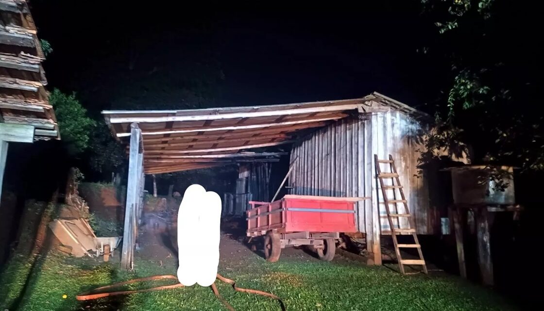 Incêndio atinge galpão de 200 mt² no Oeste de SC Incêndio atinge galpão de 200 mt² no Oeste de SC