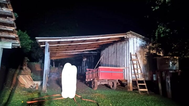 Incêndio atinge galpão de 200 mt² no Oeste de SC