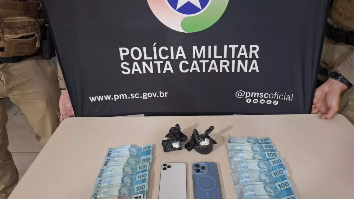 Jovens são flagrados com cocaína e dinheiro em carro suspeito em Chapecó Jovens são flagrados com cocaína e dinheiro em carro suspeito em Chapecó
