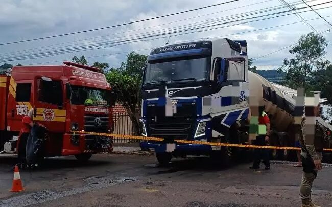 Carreta com óleo vegetal colide em residência e causa vazamento em SC