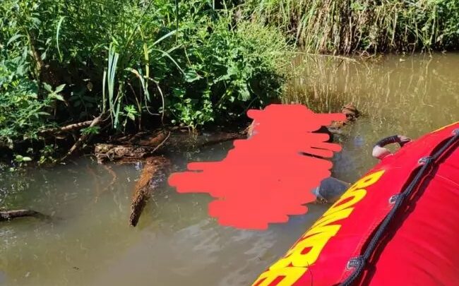 Corpo é encontrado boiando em riacho de SC; bombeiros realizam resgate