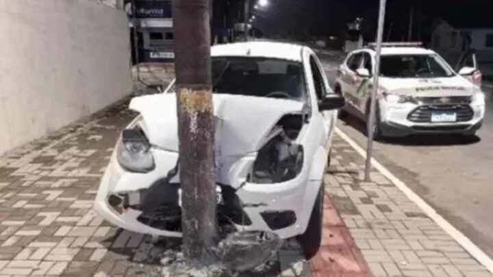 Motorista morre após carro bater em poste no Norte de SC