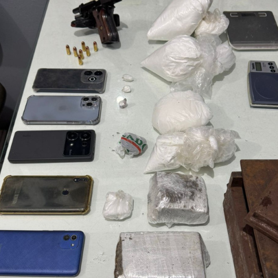 Polícia Militar prende quatro homens por tráfico de drogas e posse ilegal de arma de fogo em Jaraguá do Sul