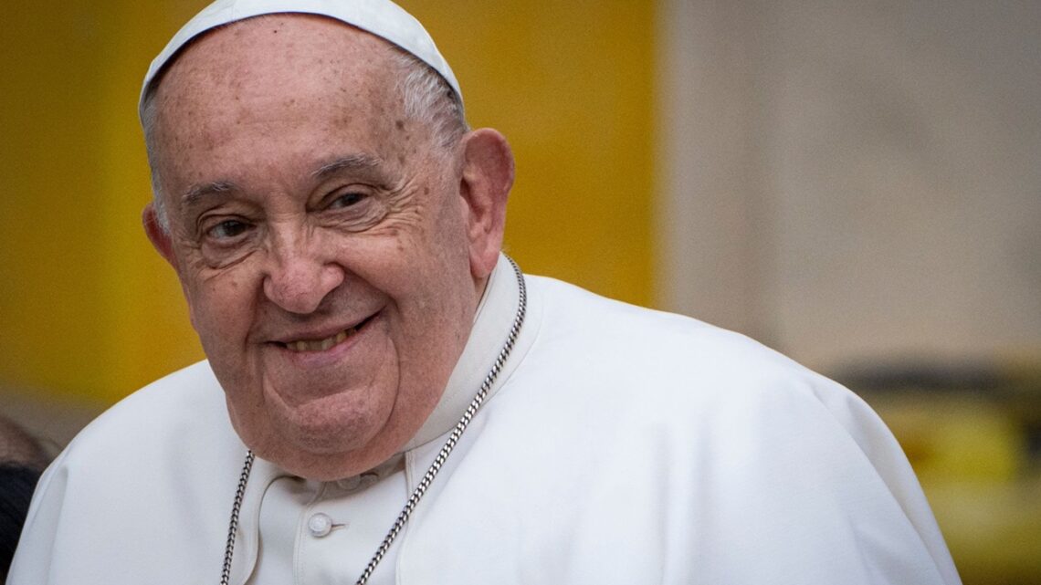 Papa Francisco segue em estado crítico, diz Vaticano Papa Francisco segue em estado crítico, diz Vaticano