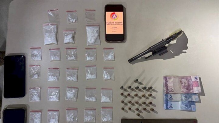 Abordagem de trânsito resulta na apreensão de entorpecentes e uma arma de fogo em Chapecó