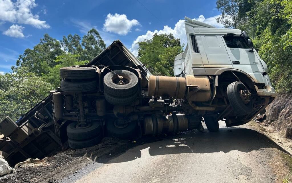 Carreta com carga de cerveja fica sem freio e tomba nas margens da SC-157 Carreta com carga de cerveja fica sem freio e tomba nas margens da SC-157
