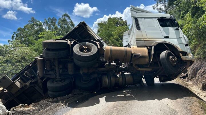 Carreta com carga de cerveja fica sem freio e tomba nas margens da SC-157