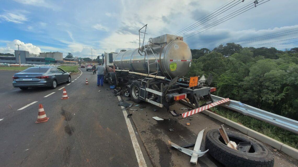 Motorista passa mal ao volante e causa acidente entre caminhões em Chapecó Motorista passa mal ao volante e causa acidente entre caminhões em Chapecó
