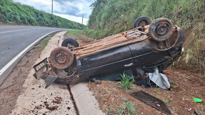 Mulher e adolescente ficam feridos após carro capotar em Xanxerê
