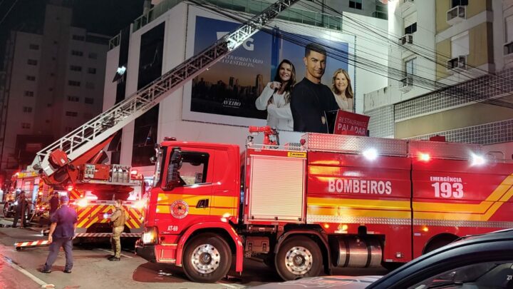11 pessoas são resgatadas e dois cães morrem após grave incêndio em Balneário Camboriú
