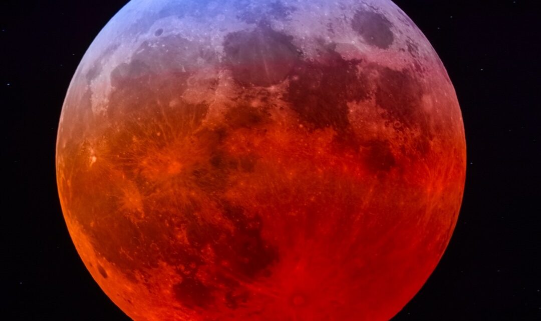 ‘Lua de Sangue’ enfeita o céu e é registrada com fotos impressionantes ‘Lua de Sangue’ enfeita o céu e é registrada com fotos impressionantes