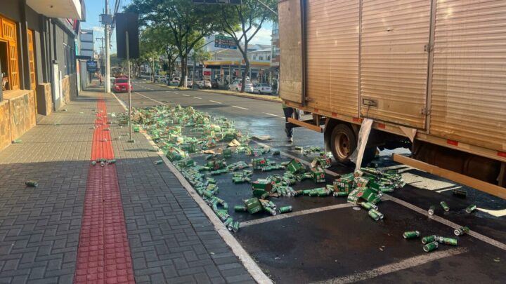 Caminhão carregado perde carga de cerveja em avenida de Chapecó