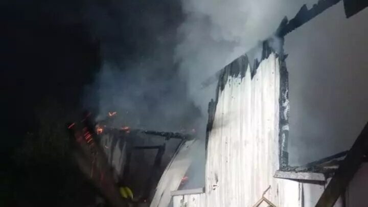 Casa de madeira é consumida por incêndio na madrugada em Chapecó