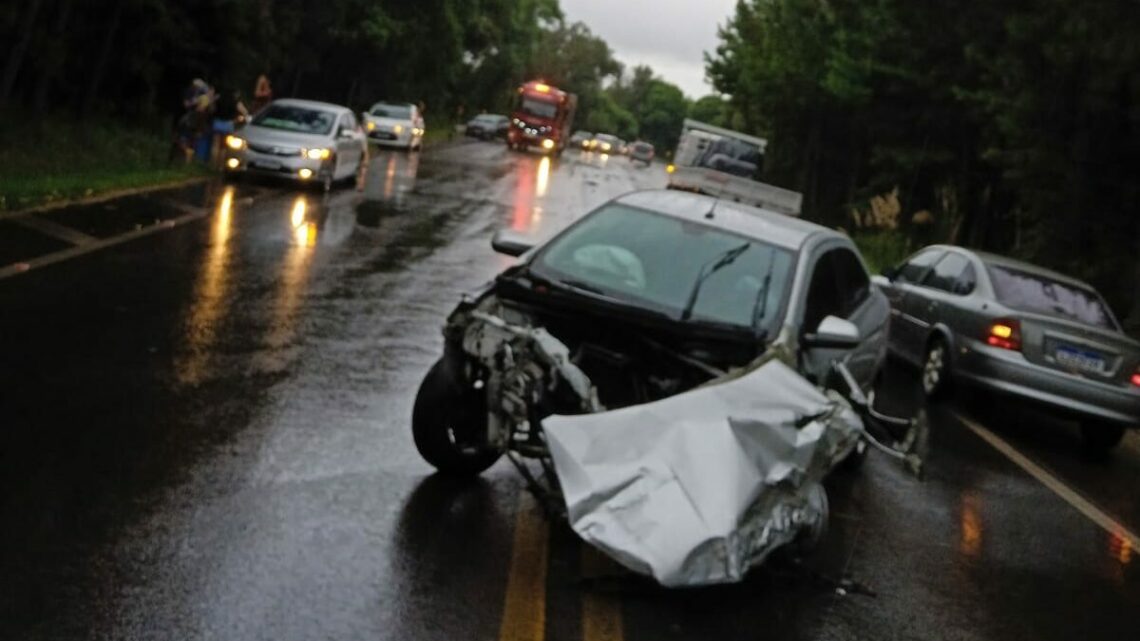 Colisão entre caminhão e três carros deixa feridos na BR-282 Colisão entre caminhão e três carros deixa feridos na BR-282