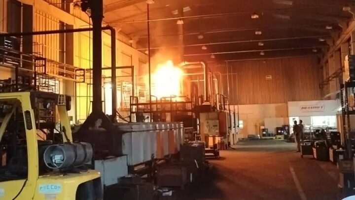 Forno industrial entra em chamas e incêndio mobiliza bombeiros em SC