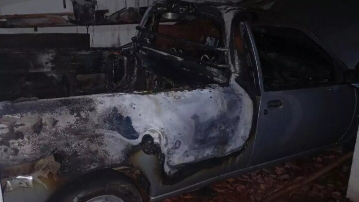 Veículo é atingido por incêndio em garagem de prédio em SC