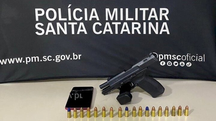 Após apontar arma de fogo para policiais, homem é preso em Chapecó