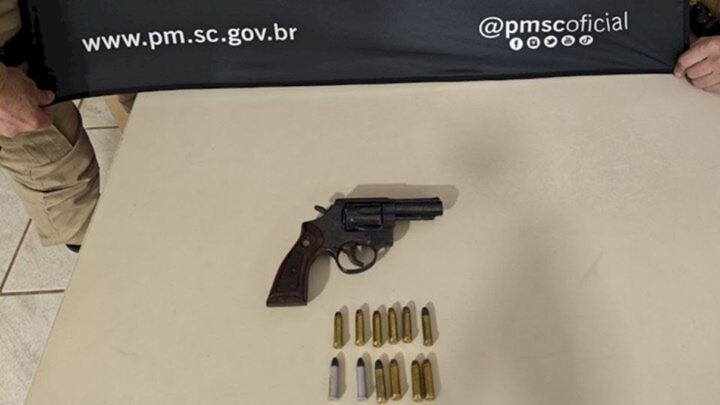 Revólver com registro de perda desde 2005 é apreendido em ocorrência de violência doméstica