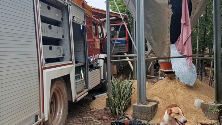 Homem é socorrido pelos bombeiros após ficar preso em silo de ração