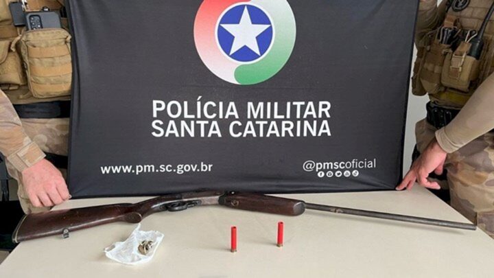 PM encontra espingarda enterrada em meio a entulho em Chapecó
