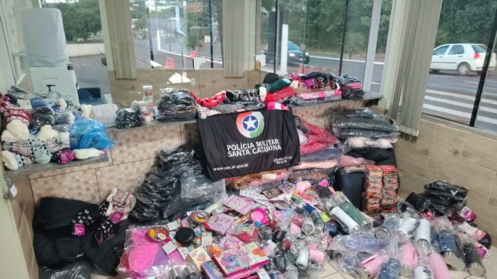 Polícia apreende cigarros e outros produtos do Paraguai em ônibus abordado no Oeste