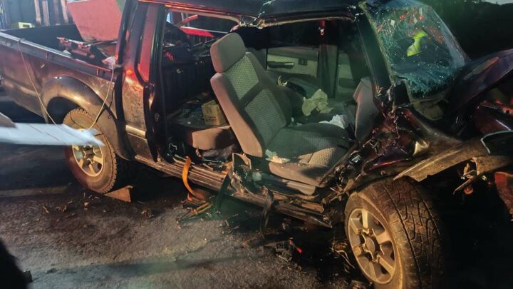 Idosa é socorrida em estado grave após colisão entre carro e caminhonete na SC-480; veja o vídeo