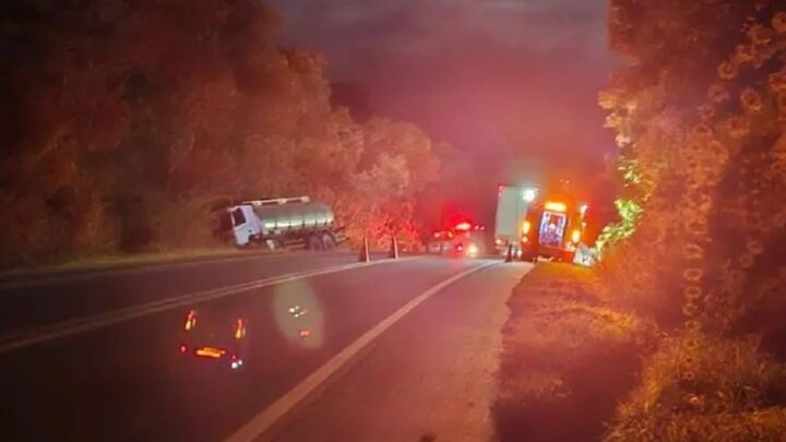 Colisão entre carro e caminhão deixa um idoso morto e uma gravemente ferida na BR-280