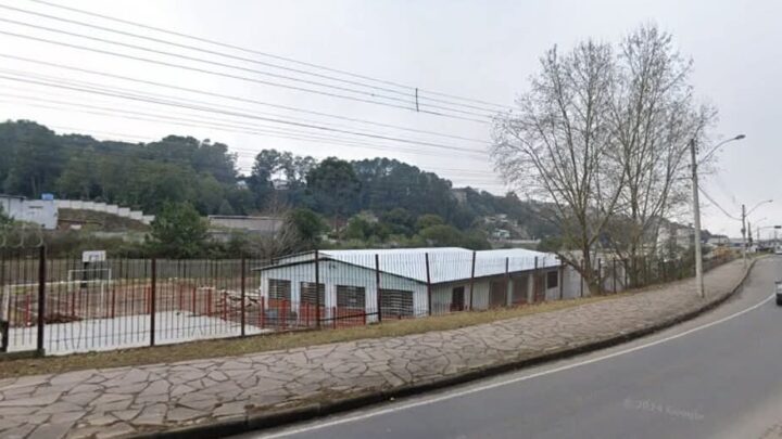 Alunos invadem sala de aula e esfaqueiam professora na Serra Gaúcha
