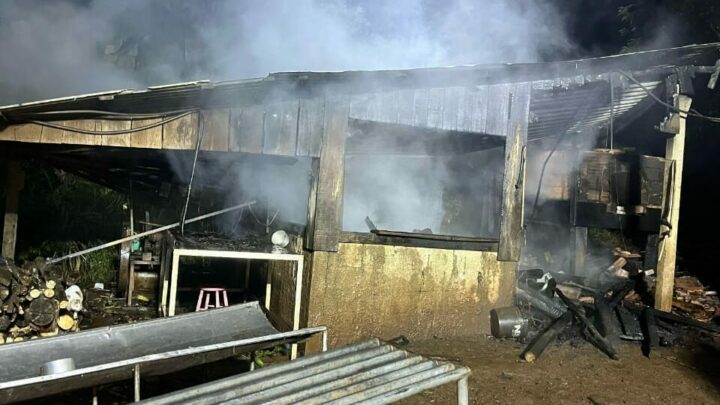 Galpão de madeira pega fogo durante a madrugada em SC