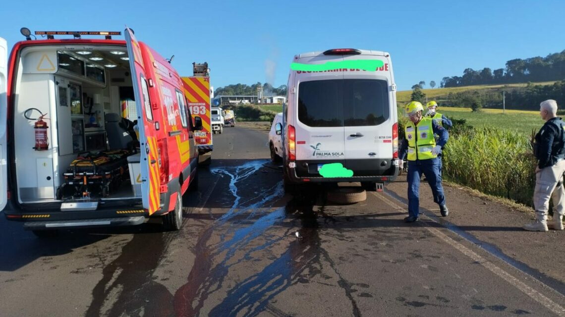 Grave colisão entre carro e van da saúde deixa vários feridos na BR-282 Grave colisão entre carro e van da saúde deixa vários feridos na BR-282
