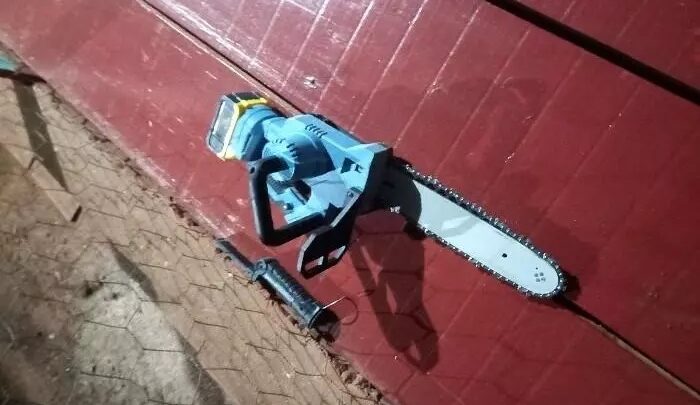 Homem invade residência com motosserra ligada, ameaça moradoras e morre