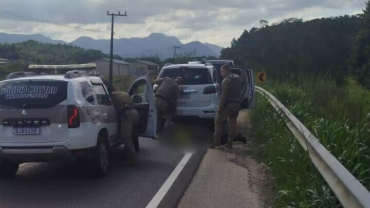Bando invade concessionária, rende funcionários e foge com 11 carros em SC