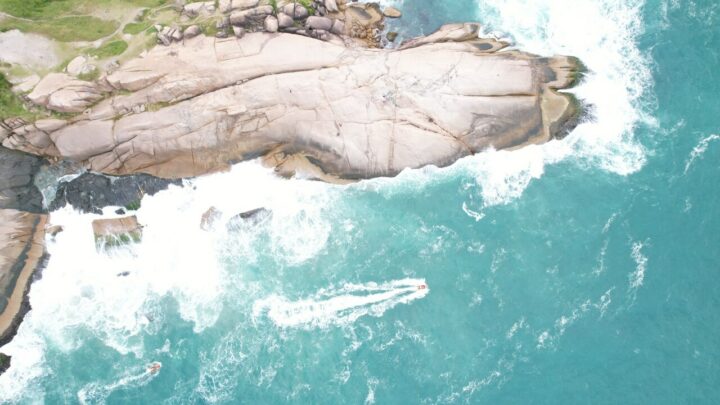 Homem desaparece no mar após cair de pedras em praia de SC; veja o vídeo