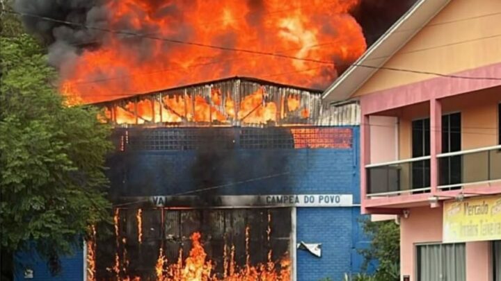 Incêndio atinge barracão em escola de samba de Joaçaba