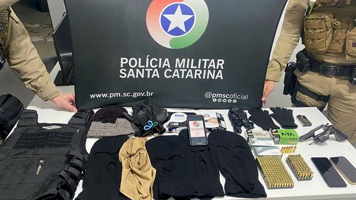 Dupla é presa com revólver, colete tático e balaclava durante abordagem em Chapecó Dupla é presa com revólver, colete tático e balaclava durante abordagem em Chapecó