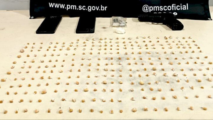 Adolescente é apreendida com mais de 300 pedras de crack em Sombrio