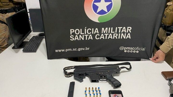Após abordagem veicular, PM apreende submetralhadora e munições em Chapecó