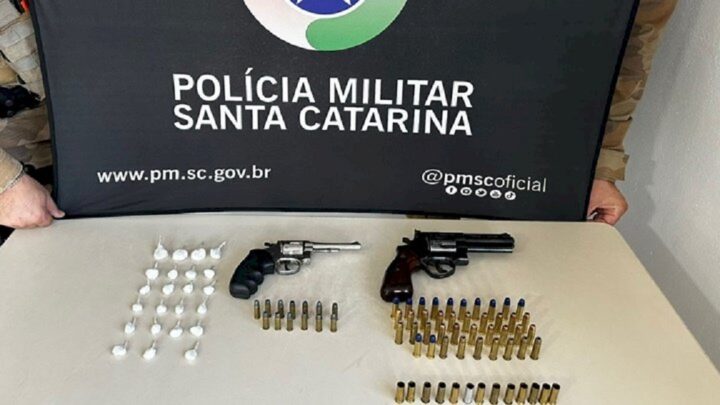 Homem é preso por porte ilegal de arma de fogo e tráfico de drogas em Chapecó
