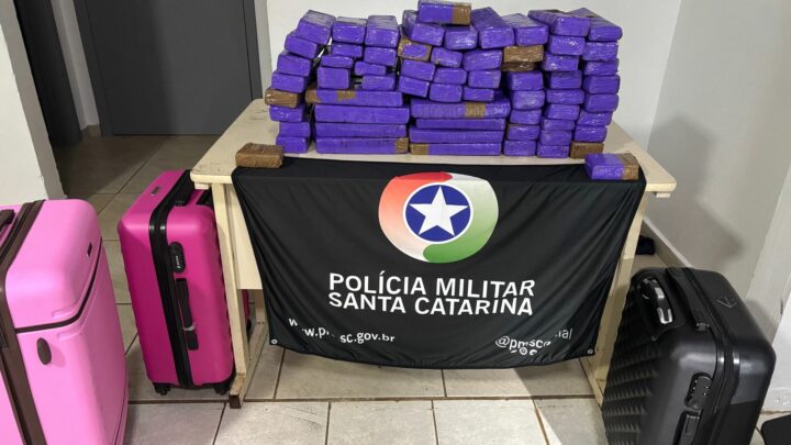 Abordagem de rotina em Chapecó leva à prisão de trio com mais de 40 kg de maconha escondidos em malas
