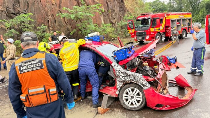 Batida frontal deixa vítimas presas nas ferragens e trânsito parado na SC-157