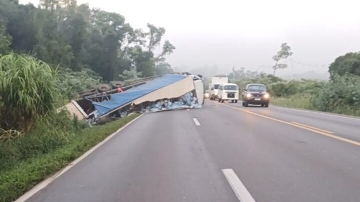 Caminhão carregado com garrafas de água tomba na BR-282 em Xanxerê