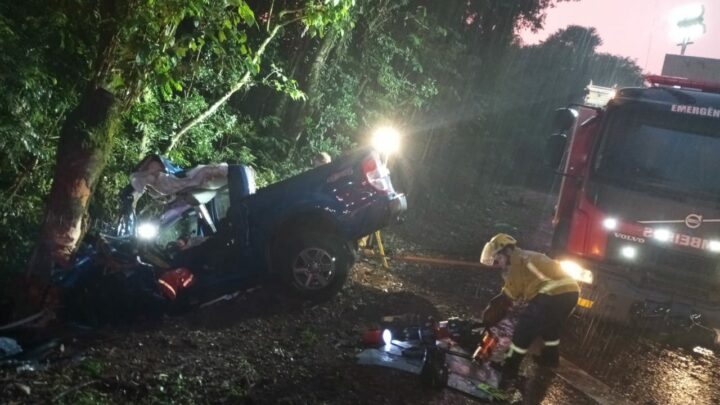 Caminhonete colide contra árvores e motorista fica preso nas ferragens