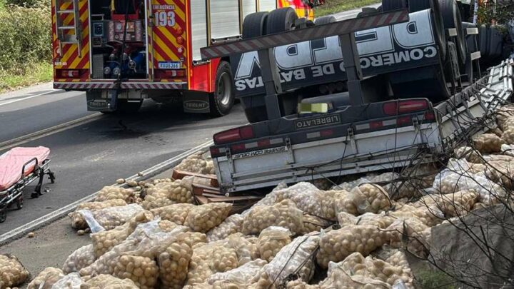 Tombamento de caminhão carregado com batatinhas na BR-282 em Bom Retiro deixa motorista preso às ferragens