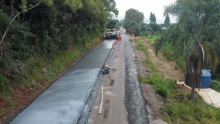 Pavimentação em concreto é realizada na SC-305, no Oeste de SC